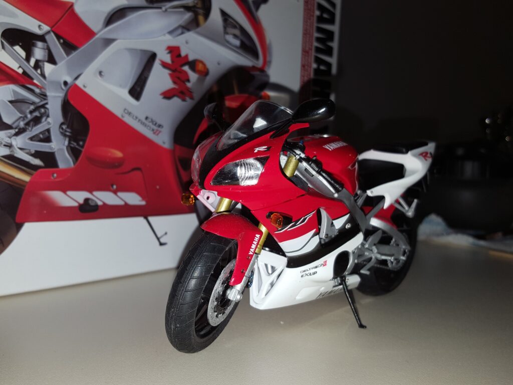 Yamaha YZF-R1 front