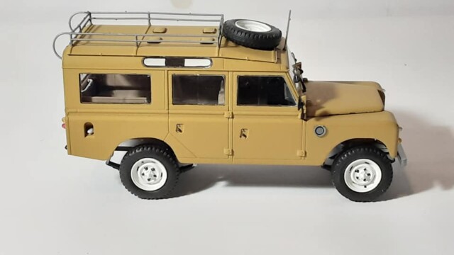 Milan Hrestak Diorama LAND ROVER on Savanna 1:24